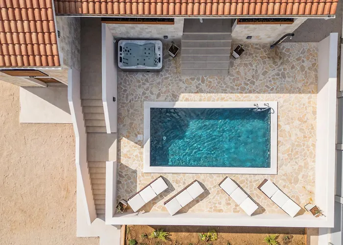 Villa Alora *