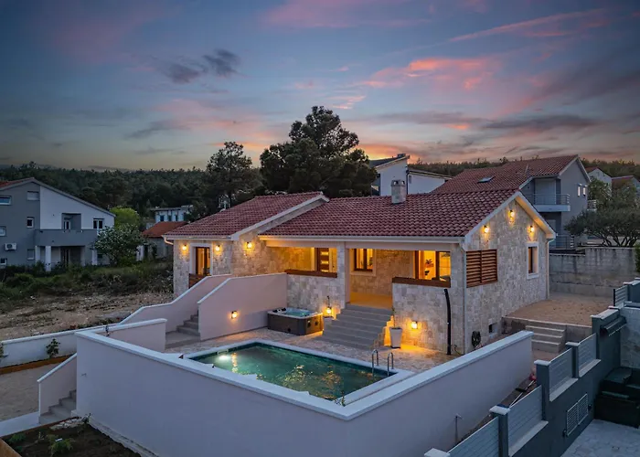 Alora Villa *