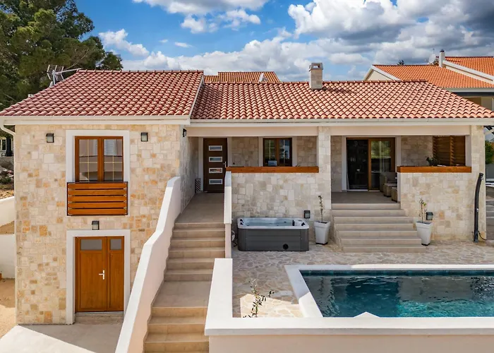 Alora Villa *